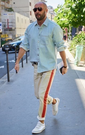 Wie hellbeige Jeans mit weißer und schwarzer Leder niedriger Sneakers zu kombinieren – 66 Herren Outfits