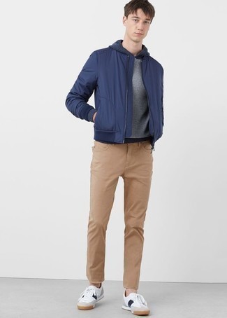 Wie hellbeige Jeans mit weißer und schwarzer Leder niedriger Sneakers zu kombinieren – 66 Herren Outfits