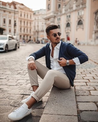 Wie hellbeige Jeans mit weißer und schwarzer Leder niedriger Sneakers zu kombinieren – 66 Herren Outfits