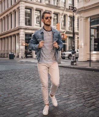 Wie hellbeige Jeans mit weißer und schwarzer Leder niedriger Sneakers zu kombinieren – 66 Herren Outfits