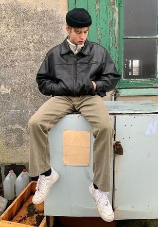 Wie hellbeige Jeans mit weißer und schwarzer Leder niedriger Sneakers zu kombinieren – 66 Herren Outfits