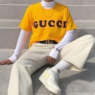Wie hellbeige Jeans mit weißer und schwarzer Leder niedriger Sneakers zu kombinieren – 53 Casual Herren Outfits