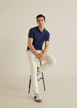 Wie hellbeige Jeans mit weißer und schwarzer Leder niedriger Sneakers zu kombinieren – 66 Herren Outfits