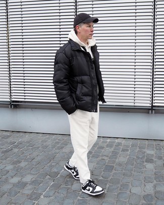 Wie hellbeige Jeans mit weißer und schwarzer Leder niedriger Sneakers zu kombinieren – 66 Herren Outfits