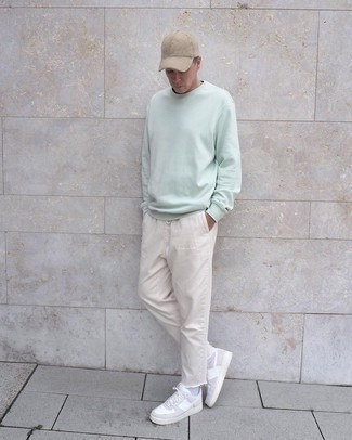 Wie hellbeige Jeans mit weißer und schwarzer Leder niedriger Sneakers zu kombinieren – 53 Casual Herren Outfits