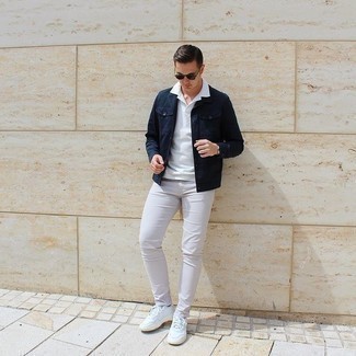 Wie hellbeige Jeans mit weißer und schwarzer Leder niedriger Sneakers zu kombinieren – 66 Herren Outfits