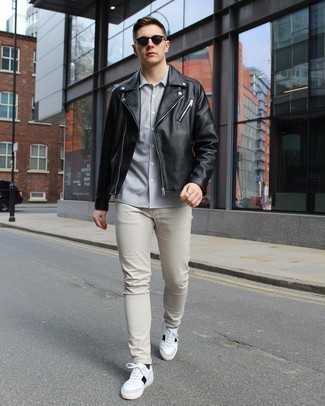 Wie hellbeige Jeans mit weißer und schwarzer Leder niedriger Sneakers zu kombinieren – 66 Herren Outfits
