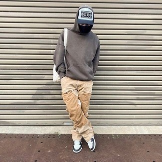 Wie hellbeige Jeans mit weißer und schwarzer Leder niedriger Sneakers zu kombinieren – 53 Casual Herren Outfits