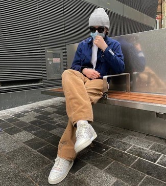 Wie hellbeige Jeans mit weißer und schwarzer Leder niedriger Sneakers zu kombinieren – 66 Herren Outfits