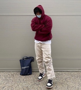 Wie hellbeige Jeans mit weißer und schwarzer Leder niedriger Sneakers zu kombinieren – 66 Herren Outfits