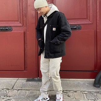 Wie hellbeige Jeans mit weißer und schwarzer Leder niedriger Sneakers zu kombinieren – 66 Herren Outfits