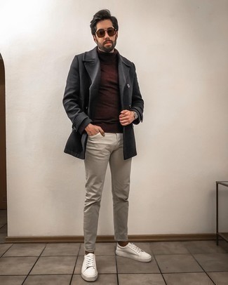 Wie hellbeige Jeans mit weißer und schwarzer Leder niedriger Sneakers zu kombinieren – 66 Herren Outfits