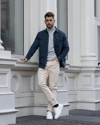 Wie hellbeige Jeans mit weißer und schwarzer Leder niedriger Sneakers zu kombinieren – 66 Herren Outfits