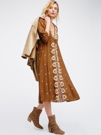 Folklore Kleid kombinieren – 31 Damen Outfits: Paaren Sie ein Folklore Kleid mit einer beige Lammfelljacke, um einen mühelosen Freizeit-Look zu zaubern. Fühlen Sie sich ideenreich? Komplettieren Sie Ihr Outfit mit braunen Cowboystiefeln aus Wildleder.