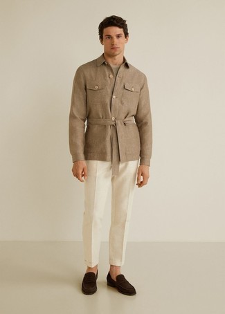 Beige Shirtjacke kombinieren – 500+ Herren Outfits: Kombinieren Sie eine beige Shirtjacke mit einer weißen Chinohose, um einen modischen Freizeitlook zu kreieren. Dunkelbraune Wildleder Slipper sind eine einfache Möglichkeit, Ihren Look aufzuwerten.