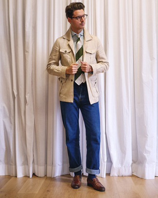 Wie hellbeige Leinen Feldjacke mit brauner Leder Slipper zu kombinieren – 3 Herren Outfits