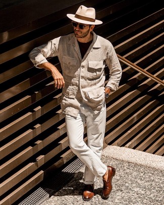 Wie hellbeige Leinen Feldjacke mit brauner Leder Slipper zu kombinieren – 3 Herren Outfits