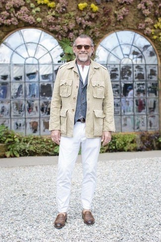 Wie hellbeige Leinen Feldjacke mit brauner Leder Slipper zu kombinieren – 3 Herren Outfits