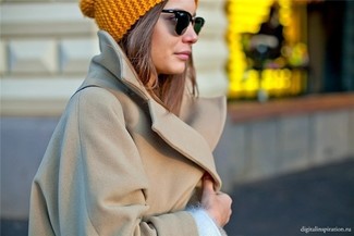 Gelbe Mütze kombinieren – 18 Damen Outfits: Für diesen ultralässigen Alltags-Look eignen sich ein beige Mantel und eine gelbe Mütze ganz wunderbar.
