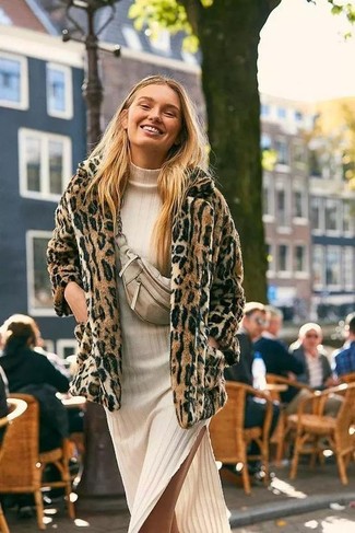 kühl Wetter Outfits Damen 2022: Vereinigen Sie eine beige Pelzjacke mit Leopardenmuster mit einem hellbeige Strick Midikleid, um ein müheloses Freizeit-Outfit zu schaffen.