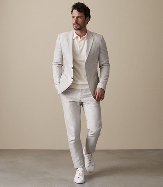 Wie hellbeige Polohemd mit hellbeige Anzuges zu kombinieren – 2 Sommer Herren Outfits