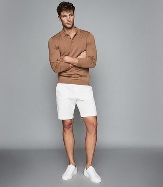 beige Polo Pullover, weiße Shorts, weiße Segeltuch niedrige Sneakers für Herren