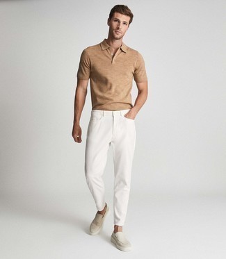 Beige Segeltuch Slipper kombinieren – 28 Herren Outfits: Kombinieren Sie ein beige Polohemd mit weißen Jeans für einen bequemen Alltags-Look. Fühlen Sie sich ideenreich? Wählen Sie beige Segeltuch Slipper.