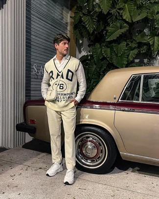 Wie hellbeige bedruckten Pullunder mit hellbeige Cord Chinohose zu kombinieren – 1 Herren Outfits
