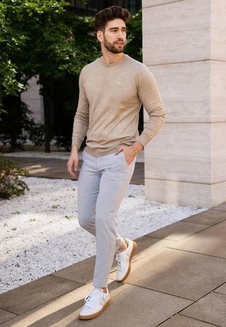 Hellbeige Pullover mit einem Rundhalsausschnitt kombinieren – 231 Casual Herren Outfits: Kombinieren Sie einen hellbeige Pullover mit einem Rundhalsausschnitt mit einer grauen Chinohose für ein Alltagsoutfit, das Charakter und Persönlichkeit ausstrahlt. Fühlen Sie sich mutig? Entscheiden Sie sich für weißen Segeltuch niedrige Sneakers.