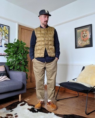 Hellbeige gesteppte Jacke kombinieren – 37 Casual Herren Outfits warm Wetter