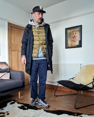 Hellbeige gesteppte Jacke kombinieren – 37 Casual Herren Outfits warm Wetter