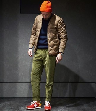 Hellbeige gesteppte Jacke kombinieren – 37 Casual Herren Outfits warm Wetter