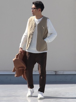 Hellbeige gesteppte Jacke kombinieren – 37 Casual Herren Outfits warm Wetter