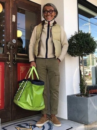 Hellbeige gesteppte Jacke kombinieren – 37 Casual Herren Outfits warm Wetter