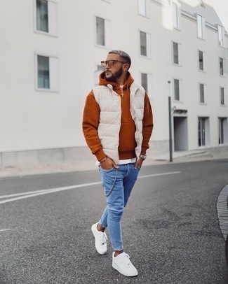Hellbeige gesteppte Jacke kombinieren – 37 Casual Herren Outfits warm Wetter