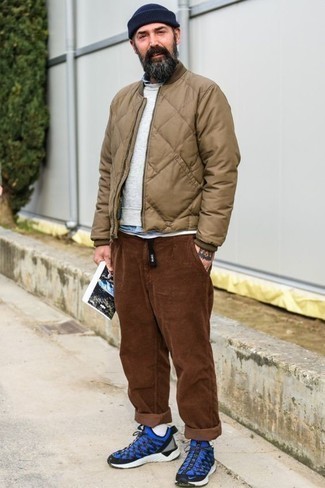 Hellbeige gesteppte Jacke kombinieren – 37 Casual Herren Outfits warm Wetter