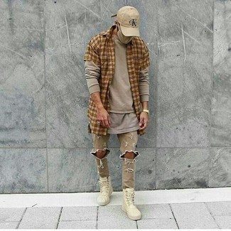 Hellbeige Hose mit Destroyed-Effekten kombinieren – 11 Herbst Herren Outfits