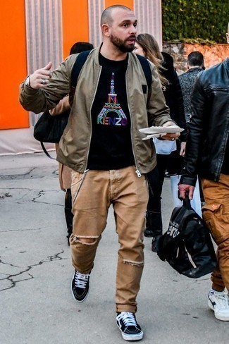 Hellbeige Hose mit Destroyed-Effekten kombinieren – 11 Herbst Herren Outfits