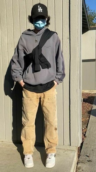 Hellbeige Hose mit Destroyed-Effekten kombinieren – 11 Herbst Herren Outfits