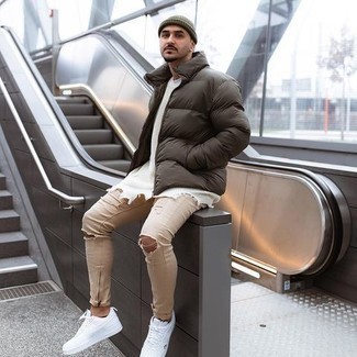 Hellbeige Hose mit Destroyed-Effekten kombinieren – 3 Casual Frühling Herren Outfits