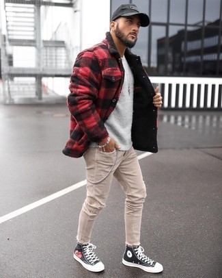 Hellbeige Hose mit Destroyed-Effekten kombinieren – 11 Herbst Herren Outfits