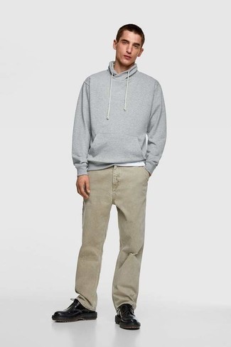 Hellbeige Hose mit Destroyed-Effekten kombinieren – 11 Herbst Herren Outfits