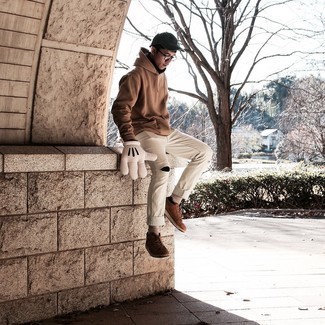 Hellbeige Hose mit Destroyed-Effekten kombinieren – 11 Herbst Herren Outfits