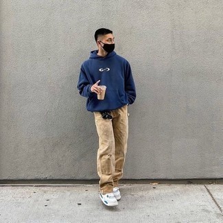 Hellbeige Hose mit Destroyed-Effekten kombinieren – 11 Herbst Herren Outfits