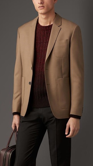 30 Jährige: Dunkelroten Pullover kombinieren – 721+ Herren Outfits: Kombinieren Sie einen dunkelroten Pullover mit einer dunkelgrauen Anzughose für eine klassischen und verfeinerte Silhouette.