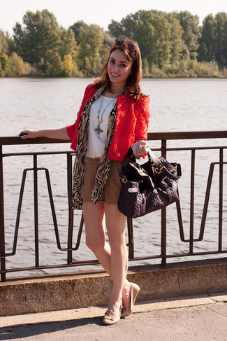 Hellbeige Shorts kombinieren – 6 Damen Outfits kühl Wetter