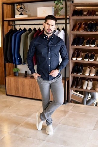 Welche Chinohosen mit hellbeige Slip-On Sneakers zu tragen – 67 Herren Outfits