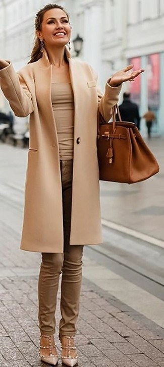 Wie hellbeige Trägershirt mit hellbeige Leder Pumps zu kombinieren – 6 Damen Outfits