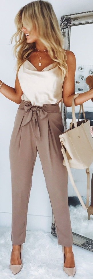 Wie hellbeige Trägershirt mit hellbeige Leder Pumps zu kombinieren – 6 Damen Outfits