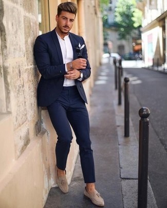 Welche Anzüge mit hellbeige Slipper mit Quasten zu tragen – 47 Herren Outfits